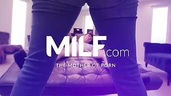 유혹적인 Milf 교사인 Lily Lane은 장난스러운 학생을 유혹하여 뒷시간 감독을 즐깁니다.