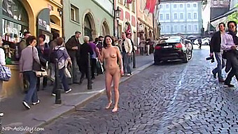 Des Exhibitionnistes Nus Taquinent Et S'Engagent Dans Des Activités Sexuelles Dans La Rue.