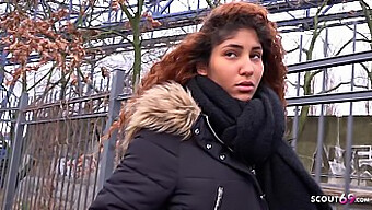 Ebony Tenåring Får En Stor Kuk Og Øyefallende Orgasme