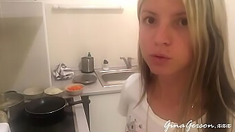 Giovane Adolescente Bionda Cucina Un Borscht Russo In Cucina