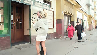 Bunicuța Retro Germană Se Udă Și Se Dezlănțuie Într-Un Videoclip Porno Vintage