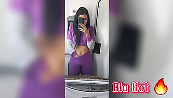 Bia Hot, Eine Heiße Und Geile Brünette, Verwöhnt Sich In Einer Öffentlichen Bustoilette