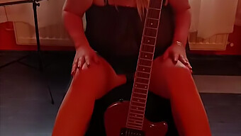 Blond Milf Kæler For Sine Bryster, Mens Hun Spiller Guitar