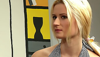 Sensuell Blond Skönhet Utforskar Sina Stygga Önskningar