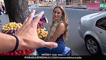 Loira Estonteante Recebe Uma Foda Intensa Em Público.