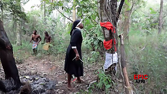 Hombres Africanos Se Enfrentan A Un Misionero Blanco En Un Encuentro Caliente Al Aire Libre