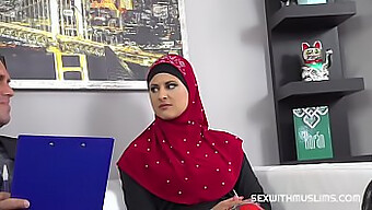 Bebê Árabe Excitante Em Hijab Tem Sua Buceta Satisfeita