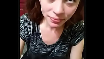 Pov Của Một Cô Gái Trẻ Đang Blowjob Trên Tinder