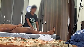 Um Pau Preto Pequeno Surpreende Uma Garota Doce No Spa.