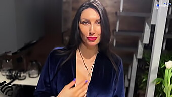 Nová Brunetka Milf Krmí A Svádí Svého Nevlastního Syna Na Večeři