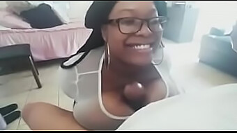 Las Habilidades De Paja Con Las Tetas De Una Chica Negra Lo Dejan Corriéndose En Segundos. ¡mira Cómo Se Divierte!