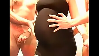 Une Femme Enceinte En Robe Noire Se Fait Éjaculer Dessus