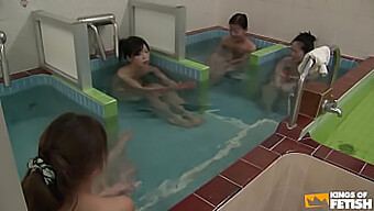 Beautés Asiatiques Se Font Doigter Sous La Douche Par Un Mec Pervers