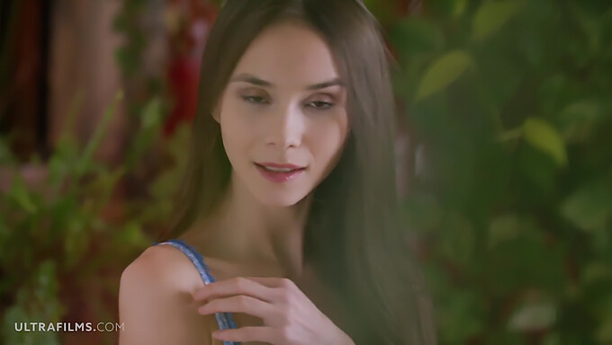 Uitați-Vă Cum Leona Mia, Un Model Uimitor, Ne Seduce Cu Frumusețea Ei Uimitoare În Acest Videoclip Solo Senzual