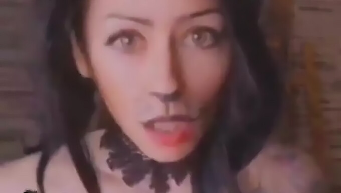 Payudara Besar Dan Tato Dalam Video Halloween Buatan Sendiri