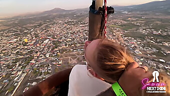 Alexxx Next Door Et Sa Petite Amie Profitent D'Un Sexe Romantique Dans Un Ballon À Air Chaud